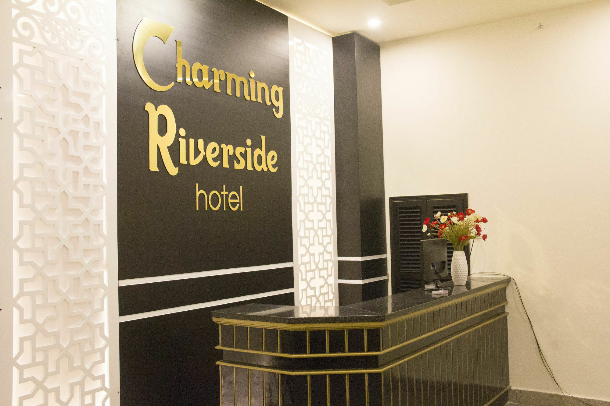 Charming Riverside Hotel Hué Extérieur photo